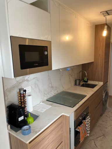 COCINA PUERTAS LACADO BLANCO Y FORMICA MADERA CON UÑERO