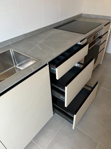 PUERTA CON UÑERO CACON Y CACEROLAS