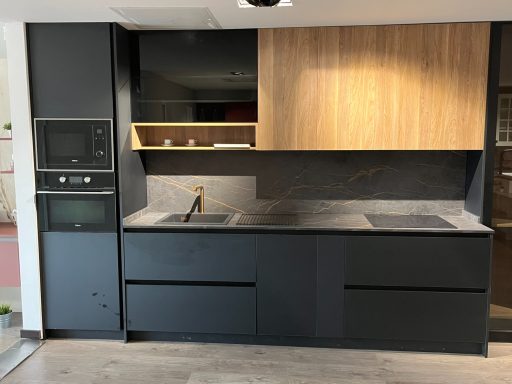 MONTAJE COCINA NEGRO Y MADERA