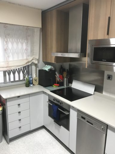 COCINA EN L GRIS PERLA Y MADERA