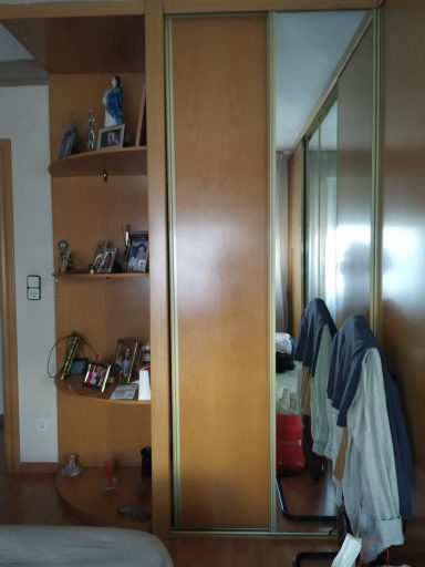 ANTES. ARMARIO CON ESTANTERIA