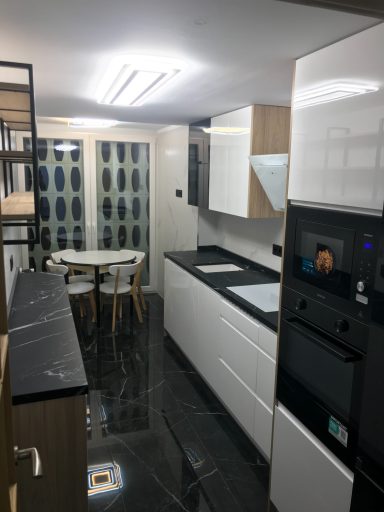 COCINA PUERTAS LACADAS Y ESTANTE DECORATIVO