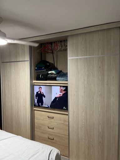 TV INTEGRADA EN ARMARIO